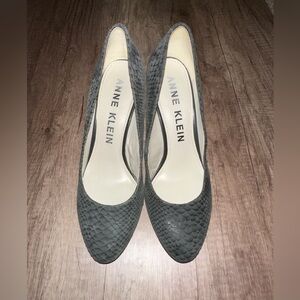 Women’s size 9 Anne Klein gray mini platform pump